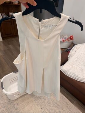 Trina Turk Ivory V-Neck Sleeveless Camisole